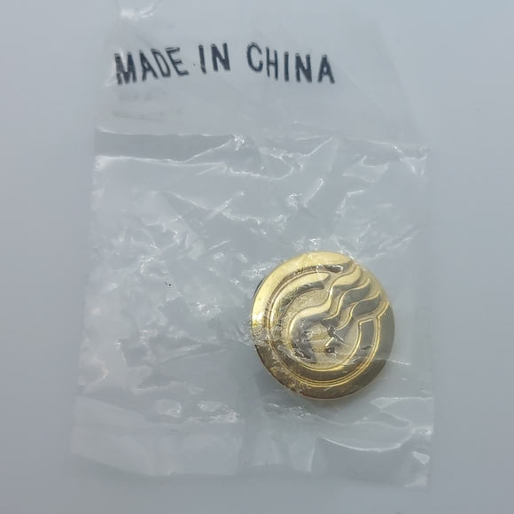 Princess Cruise Captain's Circle Pin Gold Tone Still in Package - Picture 1 of 4